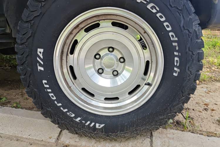 Used Jeep Wrangler 2017 3.6L Rubicon Four-Door Comfort Edition Right Front Wheel Hub