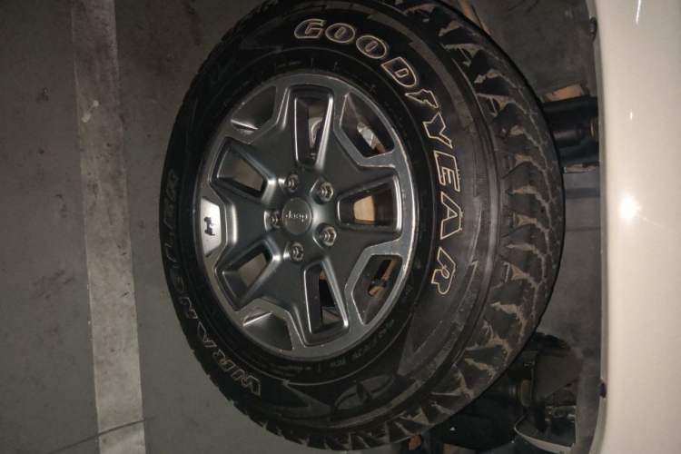 Used Jeep Wrangler 2017 3.0L Sahara Four-Door Comfort Edition Right Front Wheel Hub