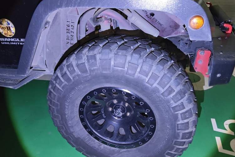 Used Jeep Wrangler 2017 3.6L Rubicon Four-Door Comfort Edition Right Front Wheel Hub