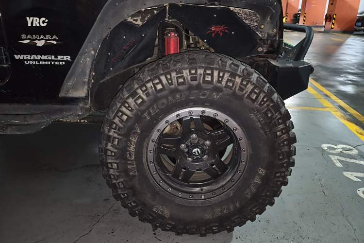 Used Jeep Wrangler 2017 3.0L Sahara Four-Door Comfort Edition Right Front Wheel Hub
