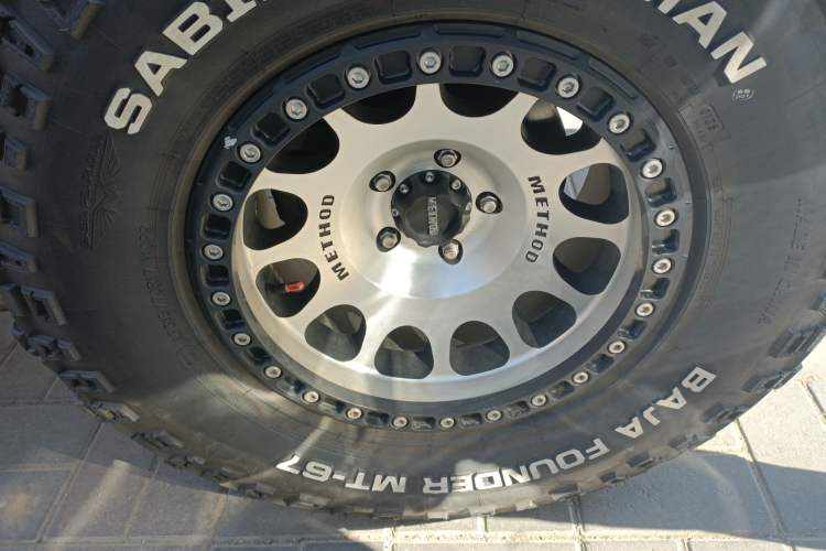 Used Jeep Wrangler 2017 3.0L Sahara Four-Door Comfort Edition Right Front Wheel Hub