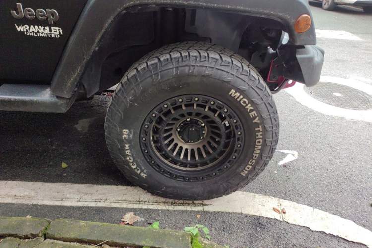 Used Jeep Wrangler 2017 3.0L Sahara Four-Door Comfort Edition Right Front Wheel Hub