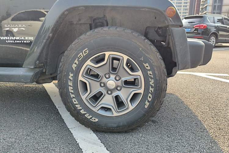 Used Jeep Wrangler 2017 3.0L Sahara Four-Door Comfort Edition Right Front Wheel Hub