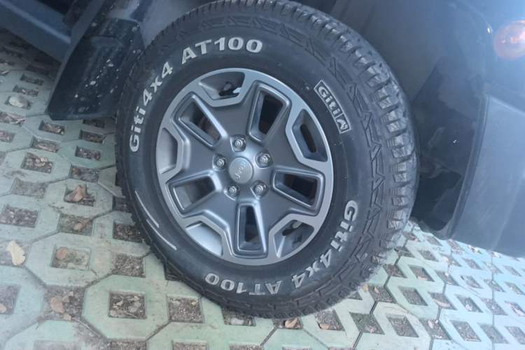 Used Jeep Wrangler 2017 3.0L Sahara Four-Door Comfort Edition Right Front Wheel Hub
