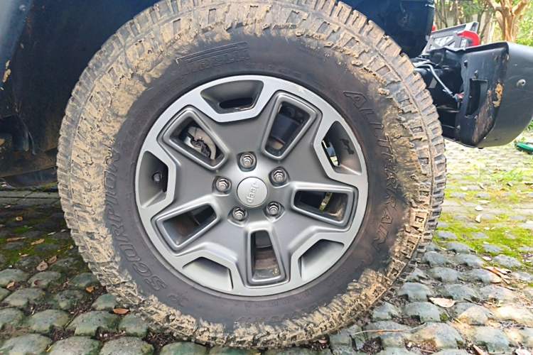 Used Jeep Wrangler 2017 3.6L Rubicon Two-Door Comfort Edition Right Front Wheel Hub