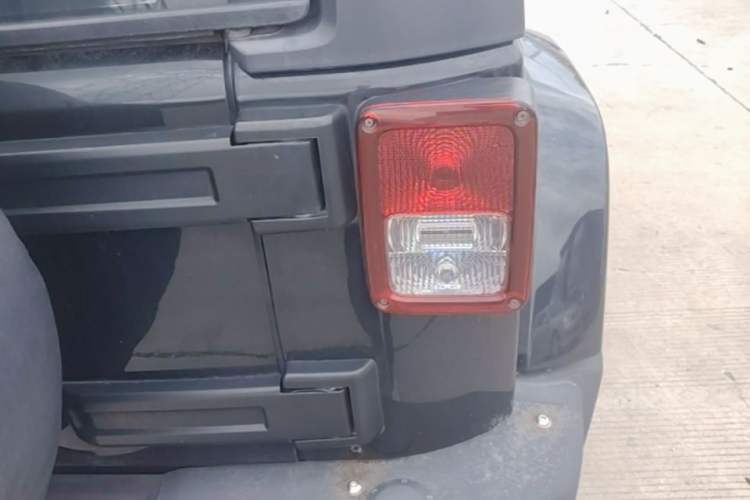 Used Jeep Wrangler 2017 3.0L Sahara Four-Door Comfort Edition Right Rear Taillight
