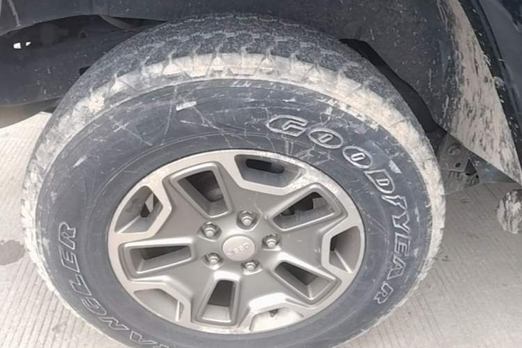 Used Jeep Wrangler 2017 3.0L Sahara Four-Door Comfort Edition Right Rear Wheel Hub