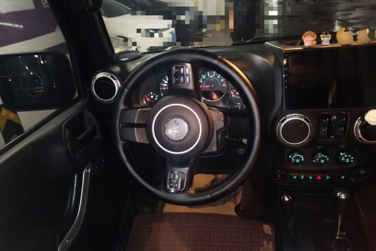 Used Jeep Wrangler 2017 3.0L Sahara Four-Door Comfort Edition Steering Wheel