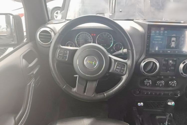 Used Jeep Wrangler 2017 3.0L Sahara Four-Door Comfort Edition Steering Wheel