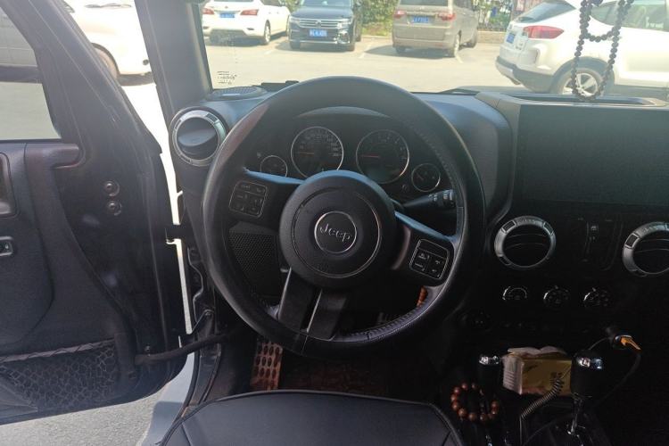 Used Jeep Wrangler 2017 3.0L Sahara Four-Door Comfort Edition Steering Wheel