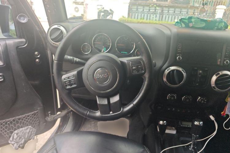 Used Jeep Wrangler 2017 3.0L Sahara Four-Door Comfort Edition Steering Wheel