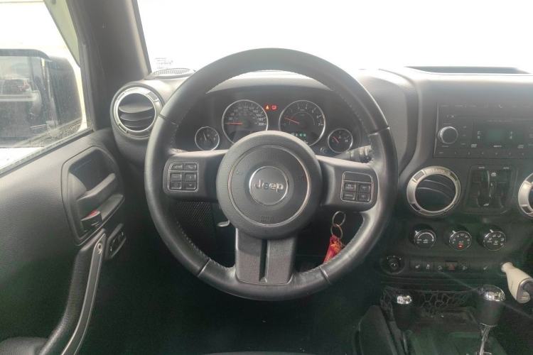 Used Jeep Wrangler 2017 3.0L Sahara Four-Door Comfort Edition Steering Wheel
