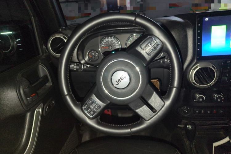 Used Jeep Wrangler 2017 3.0L Sahara Four-Door Comfort Edition Steering Wheel