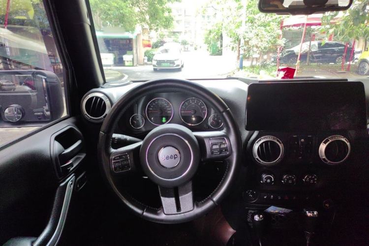 Used Jeep Wrangler 2017 3.0L Sahara Four-Door Comfort Edition Steering Wheel