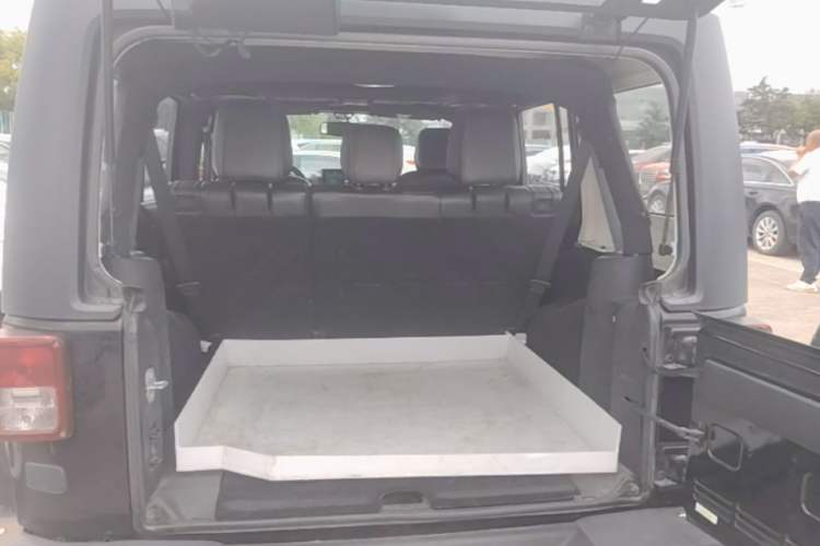 Used Jeep Wrangler 2017 3.0L Sahara Four-Door Comfort Edition Trunk