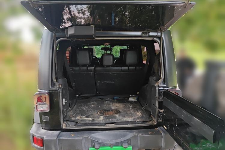 Used Jeep Wrangler 2017 3.6L Rubicon Four-Door Comfort Edition Trunk
