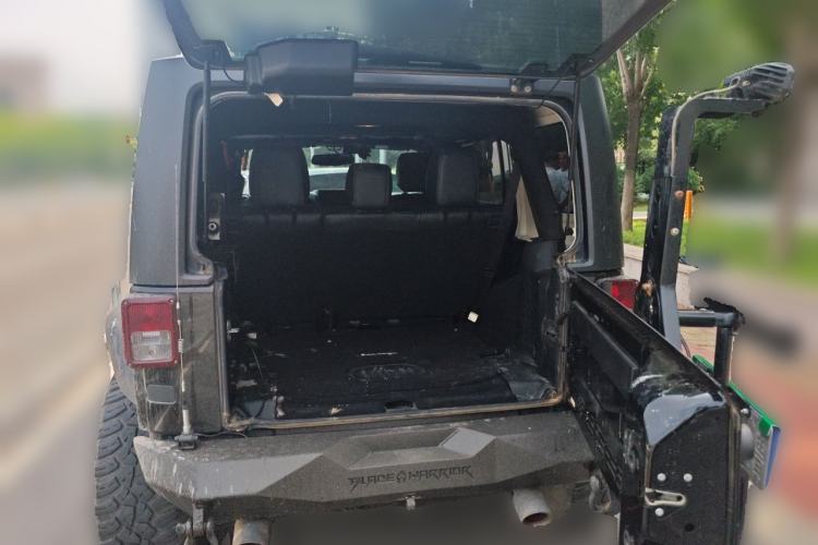 Used Jeep Wrangler 2017 3.6L Rubicon Four-Door Comfort Edition Trunk