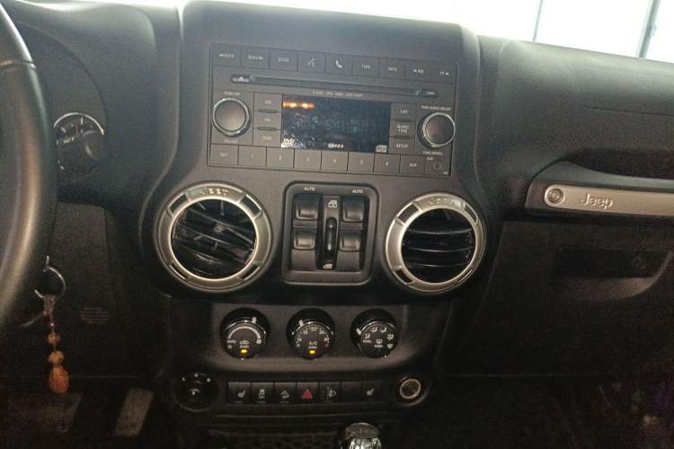 Used Jeep Wrangler 2017 3.0L Sahara Four-Door Comfort Edition Audio And AC Panel