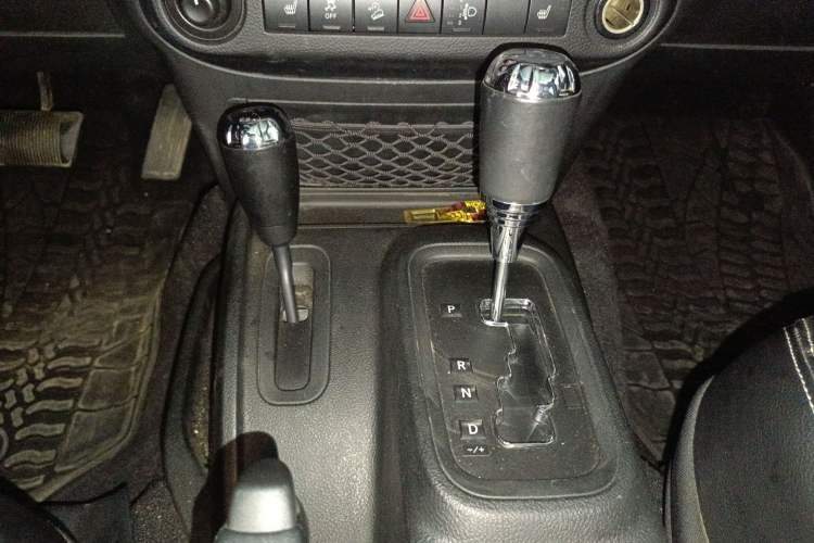 Used Jeep Wrangler 2017 3.0L Sahara Four-Door Comfort Edition Gear Lever