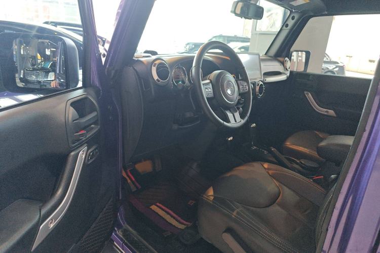 Used Jeep Wrangler 2017 3.0L Sahara Four-Door Comfort Edition Interior 2