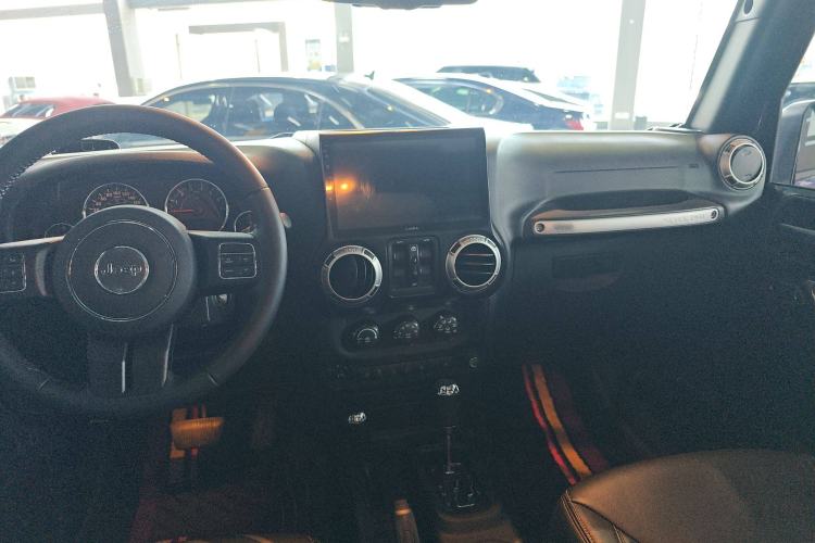 Used Jeep Wrangler 2017 3.0L Sahara Four-Door Comfort Edition Interior 3