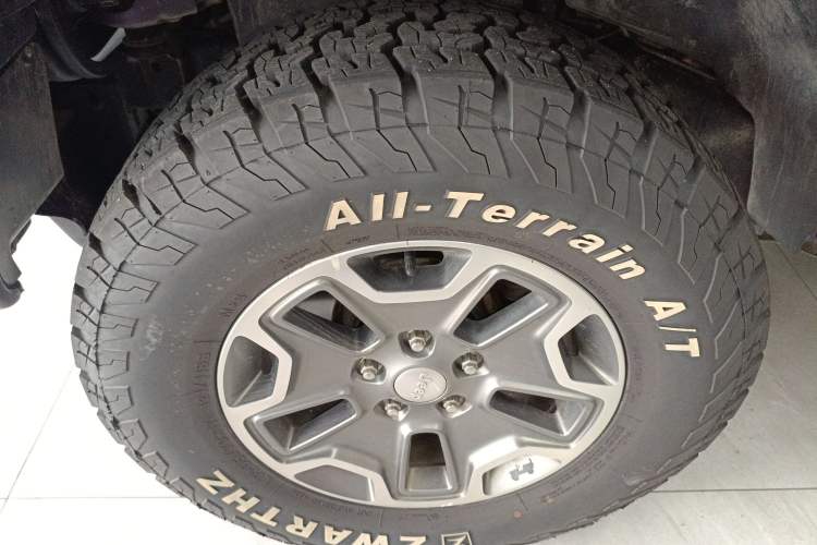 Used Jeep Wrangler 2017 3.0L Sahara Four-Door Comfort Edition Left Front Wheel Hub