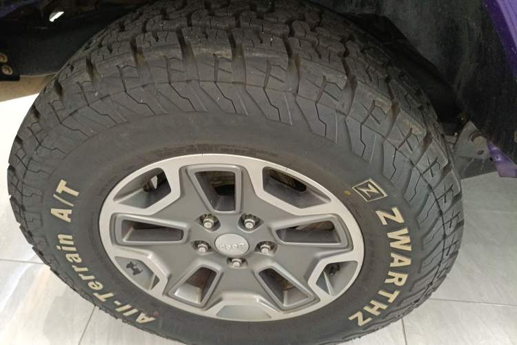 Used Jeep Wrangler 2017 3.0L Sahara Four-Door Comfort Edition Right Rear Wheel Hub