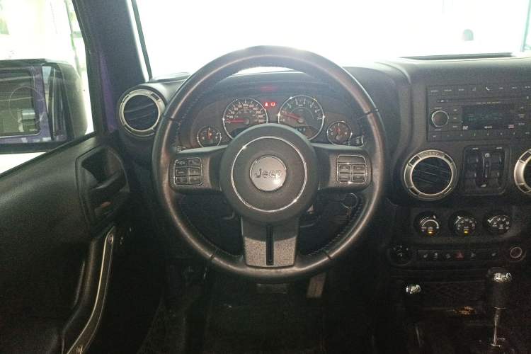 Used Jeep Wrangler 2017 3.0L Sahara Four-Door Comfort Edition Steering Wheel
