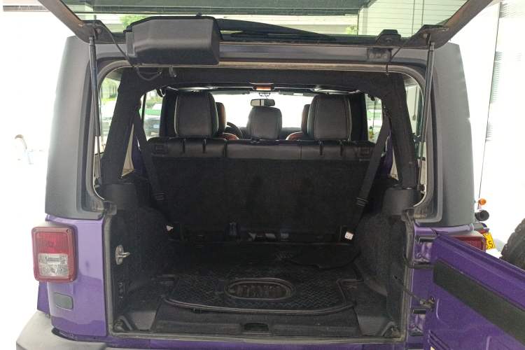 Used Jeep Wrangler 2017 3.0L Sahara Four-Door Comfort Edition Trunk