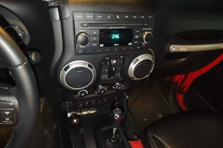 Used Jeep Wrangler 2017 3.6L Rubicon Four-Door Comfort Edition Audio And AC Panel
