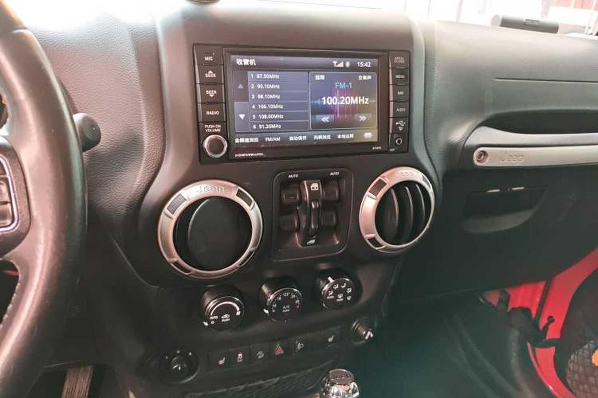 Used Jeep Wrangler 2017 3.6L Rubicon Four-Door Comfort Edition Audio And AC Panel