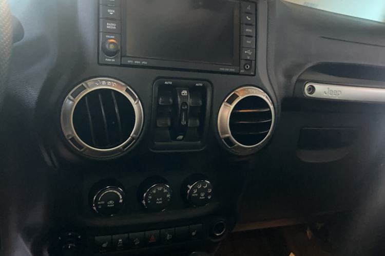 Used Jeep Wrangler 2017 3.6L Rubicon Four-Door Comfort Edition Audio And AC Panel