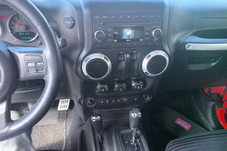 Used Jeep Wrangler 2017 3.6L Rubicon Two-Door Comfort Edition Audio And AC Panel