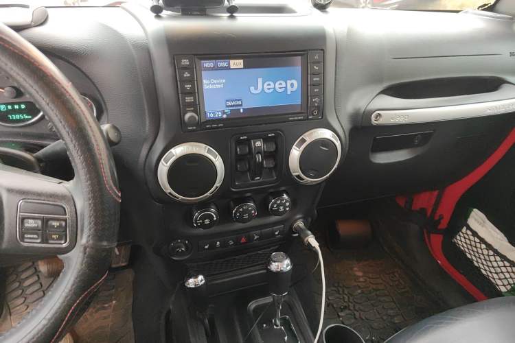 Used Jeep Wrangler 2017 3.6L Rubicon Four-Door Comfort Edition Audio And AC Panel