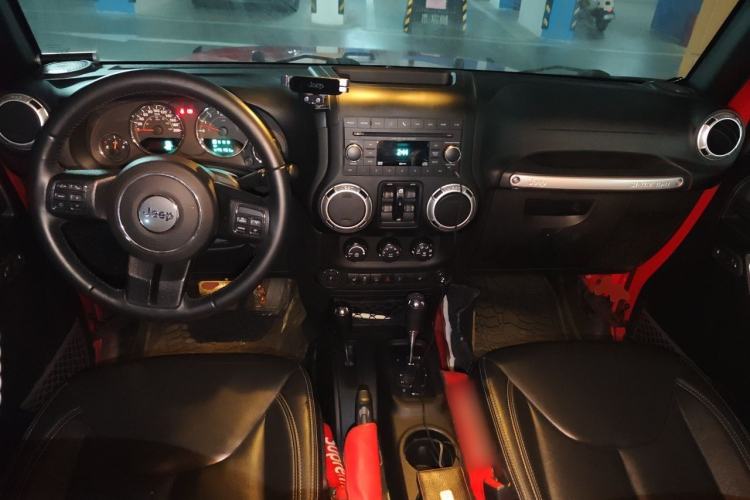 Used Jeep Wrangler 2017 3.6L Rubicon Four-Door Comfort Edition Center Console