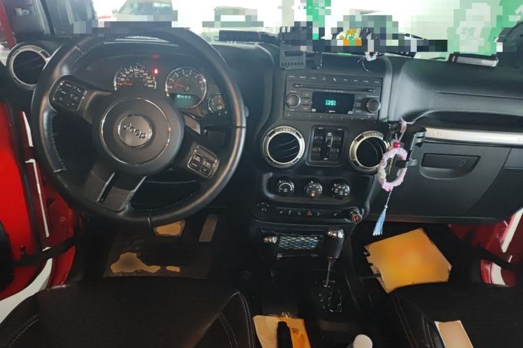 Used Jeep Wrangler 2017 3.6L Rubicon Four-Door Comfort Edition Center Console