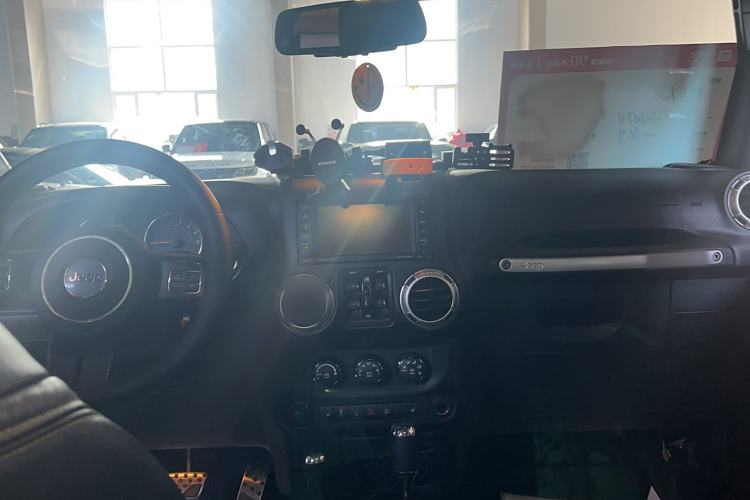 Used Jeep Wrangler 2017 3.6L Rubicon Four-Door Comfort Edition Center Console