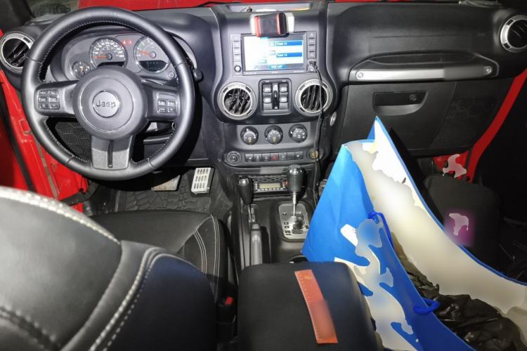 Used Jeep Wrangler 2017 3.6L Rubicon Four-Door Comfort Edition Center Console