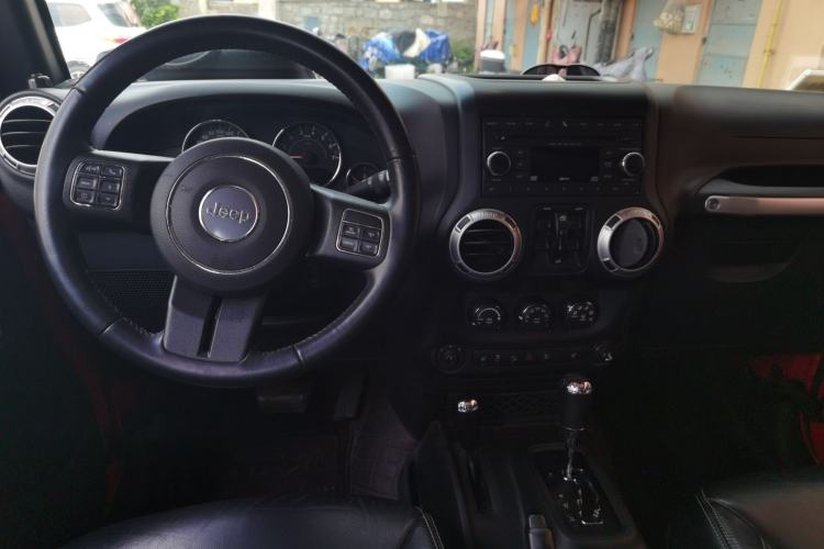 Used Jeep Wrangler 2017 3.0L Sahara Four-Door Comfort Edition Center Console