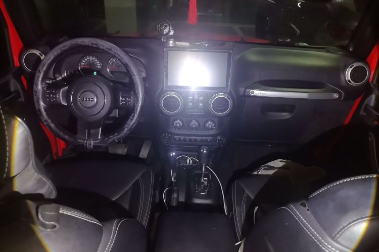 Used Jeep Wrangler 2017 3.0L Sahara Four-Door Comfort Edition Center Console