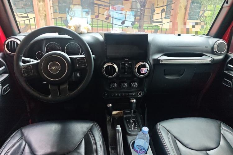 Used Jeep Wrangler 2017 3.0L Sahara Four-Door Comfort Edition Center Console
