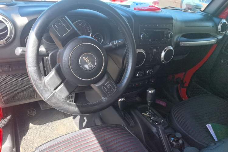 Used Jeep Wrangler 2017 3.6L Rubicon Two-Door Comfort Edition Center Console