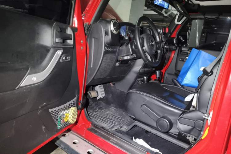 Used Jeep Wrangler 2017 3.6L Rubicon Four-Door Comfort Edition Driver Seat