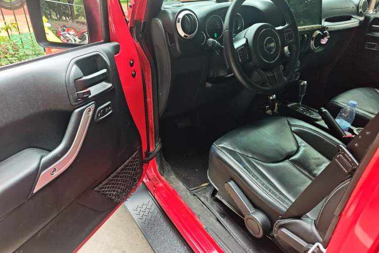 Used Jeep Wrangler 2017 3.0L Sahara Four-Door Comfort Edition Driver Seat