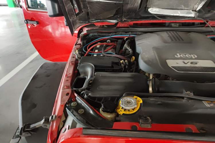 Used Jeep Wrangler 2017 3.6L Rubicon Four-Door Comfort Edition Engine Bay Right