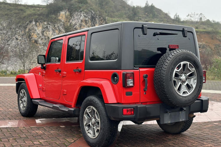 Used Jeep Wrangler 2017 3.0L Sahara Four-Door Comfort Edition Exterior 6