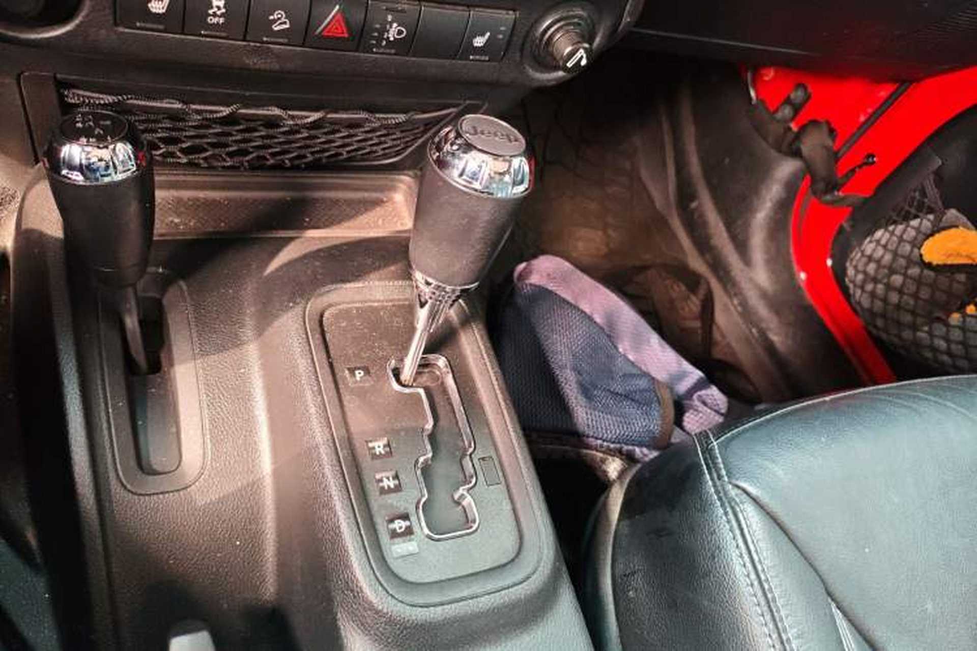 Used Jeep Wrangler 2017 3.6L Rubicon Four-Door Comfort Edition Gear Lever