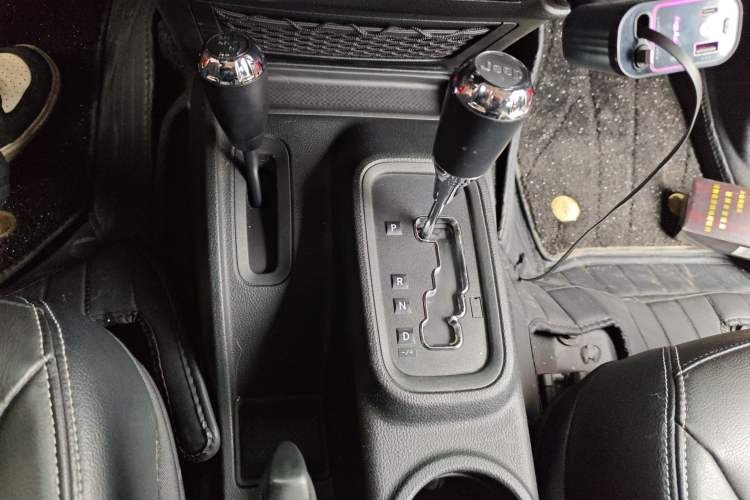 Used Jeep Wrangler 2017 3.0L Sahara Four-Door Comfort Edition Gear Lever