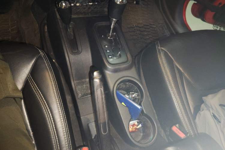 Used Jeep Wrangler 2017 3.0L Sahara Four-Door Comfort Edition Gear Lever