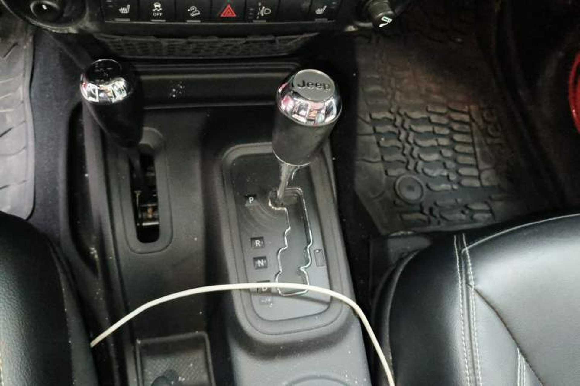 Used Jeep Wrangler 2017 3.6L Rubicon Four-Door Comfort Edition Gear Lever